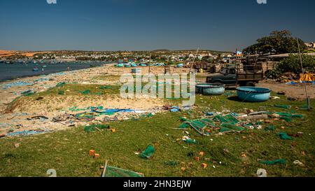 Personnes travaillant dans le village de pêche de Mui ne, Vietnam, 11 décembre 2019. Banque D'Images