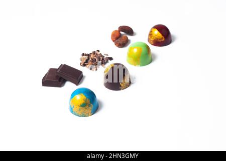 bonbons mexicains colorés au chocolat et ingrédients sur fond blanc Banque D'Images