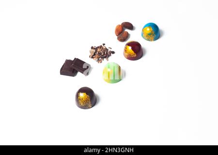 bonbons mexicains colorés au chocolat et ingrédients sur fond blanc Banque D'Images