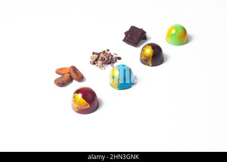 bonbons mexicains colorés au chocolat et ingrédients sur fond blanc Banque D'Images