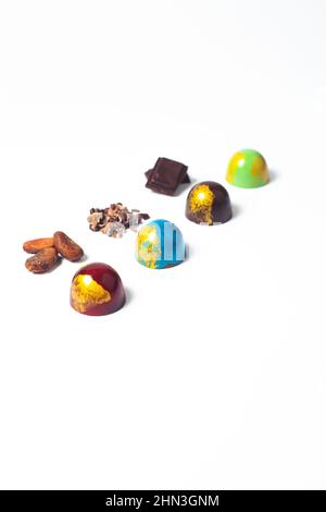 bonbons mexicains colorés au chocolat et ingrédients sur fond blanc Banque D'Images