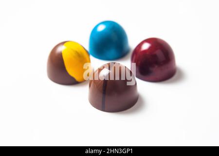 bonbons mexicains colorés au chocolat et ingrédients sur fond blanc Banque D'Images