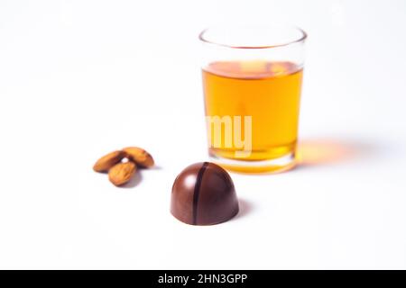 bonbons colorés mexicains au chocolat bonbons faits d'amande et de whisky sur fond blanc Banque D'Images