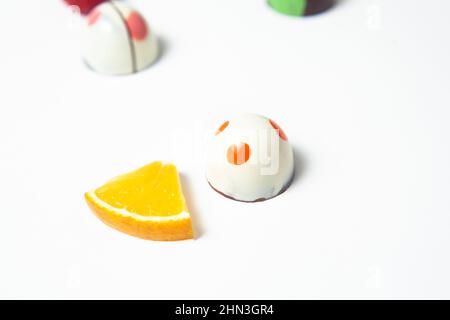 bonbons colorés mexicains au chocolat bonbons aux fruits orange, citron n et fraises sur fond blanc dans la ville de Mexico Banque D'Images