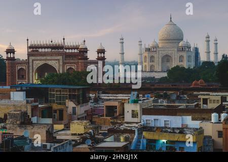 Vue sur la vieille ville d'Agra avec le taj mahal en Inde la nuit Banque D'Images