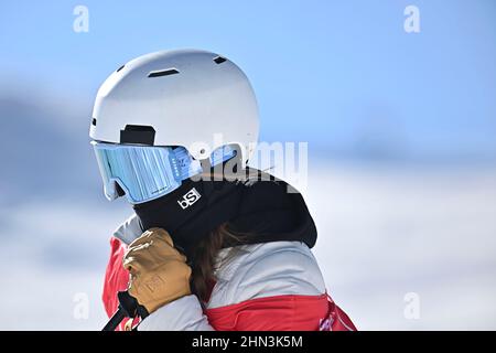 Pékin, province chinoise de Hebei. 14th févr. 2022. Yang Shuorui, de Chine, réagit avant que les femmes ne soient en mesure de se qualifier pour le ski freeski lors des Jeux olympiques d'hiver de Beijing 2022 au parc Genting Snow Park de Zhangjiakou, dans la province du Hebei, dans le nord de la Chine, le 14 février 2022. Credit: Xiao Yijiu/Xinhua/Alamy Live News Banque D'Images