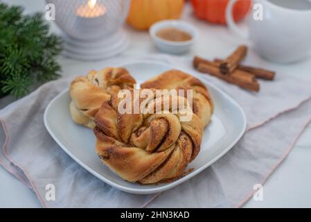 un petit rouleau de cannelle en forme de citrouille fait maison sur une table Banque D'Images