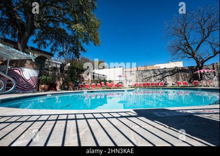 Austin, Texas, États-Unis. 13 février 2022. La piscine du Austin Motel. South Congress est un quartier et un quartier commerçant reconnu au niveau national Banque D'Images