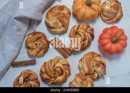 un petit rouleau de cannelle en forme de citrouille fait maison sur une table Banque D'Images