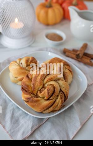 un petit rouleau de cannelle en forme de citrouille fait maison sur une table Banque D'Images