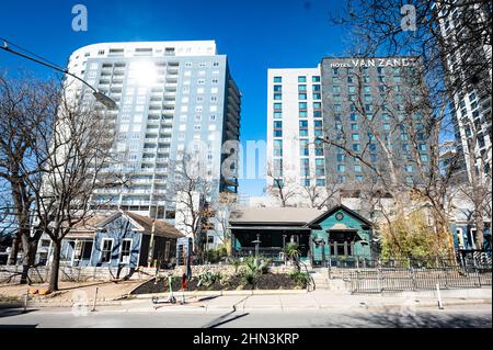 Austin, Texas, États-Unis. 13 février 2022. Rainey Street est un quartier historique développé en 1884. Il contient des maisons de style bungalow à Austin, Texas. Le Banque D'Images