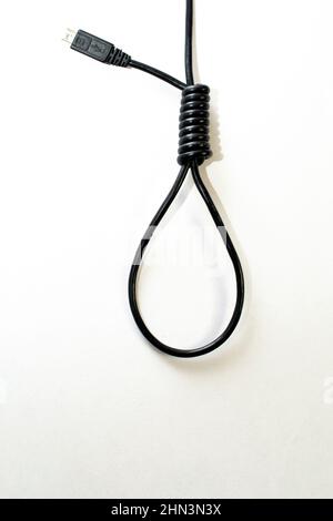 hangman noose fabriqué à partir d'un câble usb, représentant la dépression des médias sociaux Banque D'Images