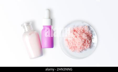 Crème de soins de beauté, sérum et sel rose himalayan. Produits chimiques pour soins de beauté sur table de laboratoire blanche. (Vue de dessus) Banque D'Images