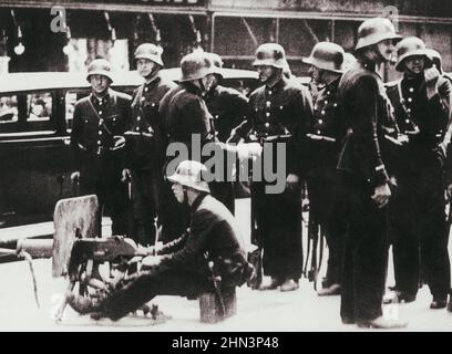 Le putsch nazi à Vienne et l'assassinat du chancelier Engelbert Dollfuss. Autriche, 1934 soldats sur la place Saint-Étienne. Soldat visible avec Banque D'Images