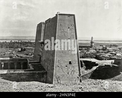 Photo d'époque du temple d'Isis à Philae. Égypte, Nubie et Éthiopie par Francis Frith. 1860 Banque D'Images