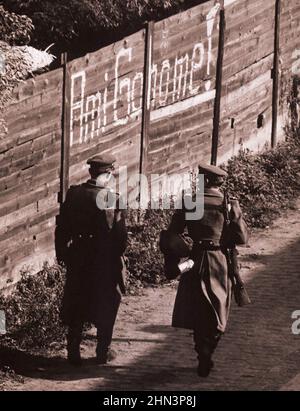 Crise de Berlin de 1961 : construire le mur photo ancienne de la Heidelberstrasse, Neukoelln Berlin. Allemagne de l'est. 19 octobre 1961 Banque D'Images