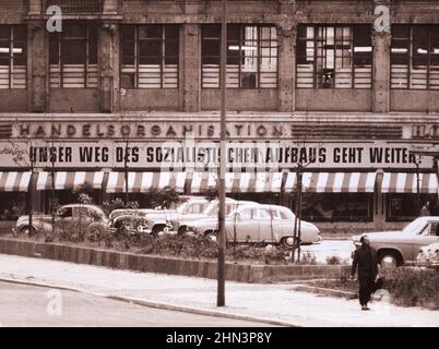 La crise de Berlin de 1961: Construire le mur construire notre socialisme continue. Allemagne de l'est. Belin est - Berlin Ouest. 15 septembre 1961 Banque D'Images