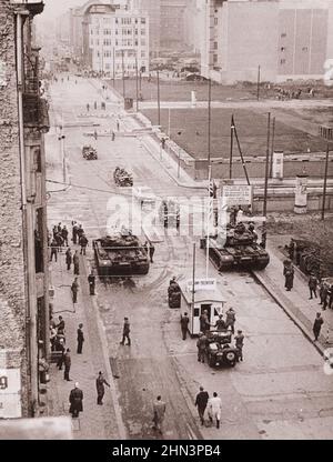 Photo d'époque de la crise de Berlin de 1961: Construire le mur de la police militaire américaine armée, convoquée par l'observateur de Checkpoint, escorter le car Back Tow Banque D'Images