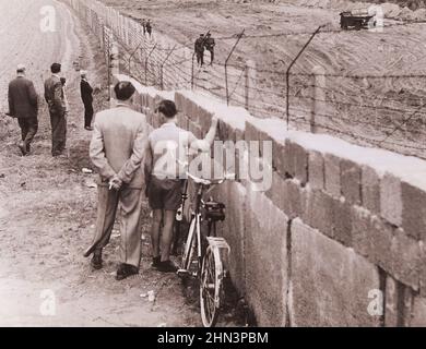 Photo d'époque de la crise de Berlin de 1961 : construire le mur. Alors que le mur communiste de Berlin est en train d'être renforcé, les Allemands de l'est sont préparais Banque D'Images