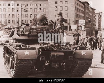 Photo d'époque de la crise de Berlin de 1961 : construire le mur. La « police populaire » communiste a brûlé les restes de ruines après une rangée de maisons près de Berlin Banque D'Images