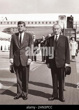 Photo d'époque de la crise de Berlin de 1961 : construire le mur. Le président Kennedy et le chancelier Adenauer sont à l'attention pendant le jeu des États-Unis Banque D'Images