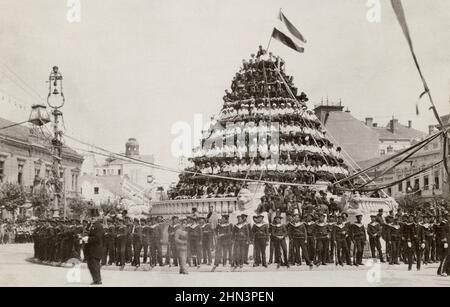 Photo d'époque du bouquet Sokol (Falcon) à la Reine. Royaume de Yougoslavie. 1922 sur la photo, les membres des sociétés sokol se sont alignés sous la forme d'un p Banque D'Images