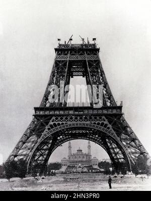 La photo vintage du 19th siècle des travaux de construction de la Tour Eiffel avec le Palais du Trocadéro en arrière-plan. 1888. Paris, France. Banque D'Images