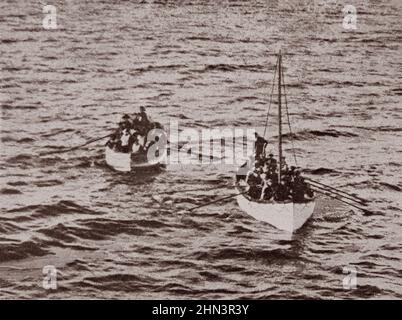 Photo vintage du canot de sauvetage commandé par le cinquième officier du Titanic, M. Harold Lowe, qui avait une voile hissé et a pu recueillir, à la pause du jour, Banque D'Images