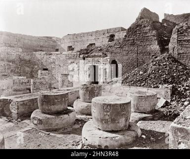 Photo d'époque de l'intérieur du Temple de Medinet Habu (Temple de Ramesses III). Thèbes. Égypte. Par Francis Frith. 1850s Banque D'Images