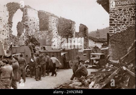 Photo d'archives de la guerre civile espagnole. Troupes et voitures blindées sur le front basque (Ochandian). Espagne. Avril 1937 Banque D'Images