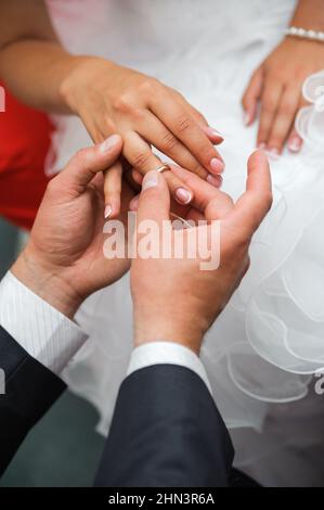 cérémonie d'engagement de mariage. Marié mettez l'anneau sur le doigt de la mariée Banque D'Images
