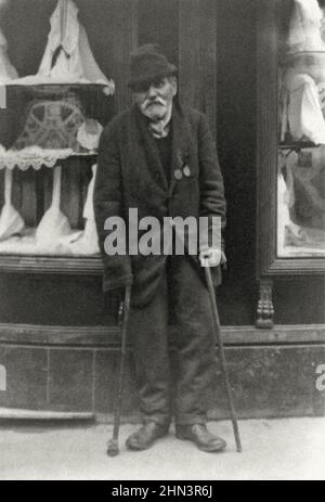 Photo vintage d'un vétéran handicapé, debout avec deux cannes et deux médailles accrochés à la poitrine. Vienne, Autriche (avant 1918 - Empire austro-hongrois). 19 Banque D'Images