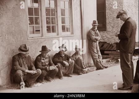 Les travailleurs des salles d'attente migratrices attendent autour du bureau de poste pendant la saison de relâche. Belle Grande, Floride, 1939 Marion Post Wolcott, 1910-1990, photographie Banque D'Images