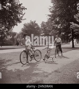 Photo d'époque de la vie américaine en 1940s. Cyclistes du dimanche à East Potomac Park, Washington, D.C. été de 1942 Banque D'Images