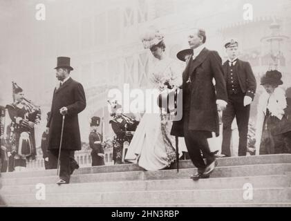 Photo d'époque du roi George V du Royaume-Uni, de la reine Mary, du comte Plymouth et du prince de Galles (George VI) à l'ouverture du Festival de Banque D'Images