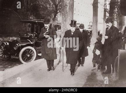 Photo d'époque de Georges Clemenceau. Clemenceau va à l'élection. Versailles. 1910 Banque D'Images