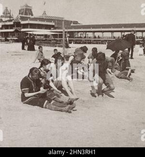 Photo d'époque de la plage, Coney Island. New York. ÉTATS-UNIS. 1896 Banque D'Images