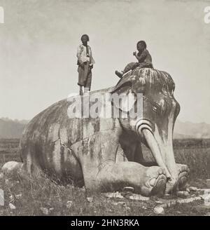 Photo d'époque des enfants chinois avec file d'attente au-dessus des statues d'éléphants à genoux dans l'avenue des animaux de pierre, les tombes de Ming. Chine du Nord. Juillet 190 Banque D'Images