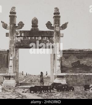 Photo d'époque des tombes royales de Ming. Porte d'entrée au bout de l'avenue des monuments. Chine du Nord. Novembre 1902 Banque D'Images