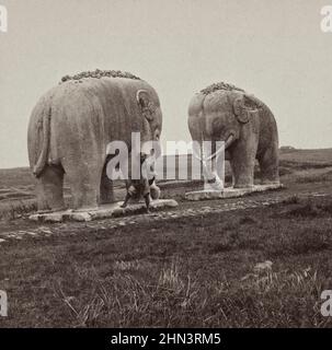 Photo d'époque d'énormes figures de pierre sur l'avenue menant aux tombes des Rois, Nankin, Chine. Octobre 1900 Banque D'Images