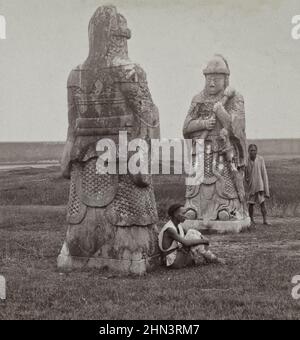 Photo d'époque des hommes chinois en robe traditionnelle et file d'attente près d'une énorme figure de pierre sur l'avenue menant aux tombes des Rois (tombes Ming). N/a Banque D'Images