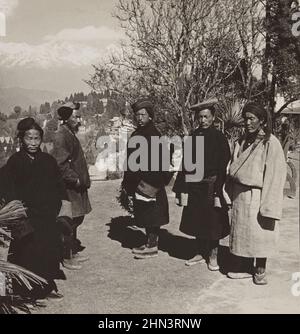 Photo d'époque des paysans népalais en robe traditionnelle du pays du Tibet, Darjeeling, Inde. 1907 Banque D'Images