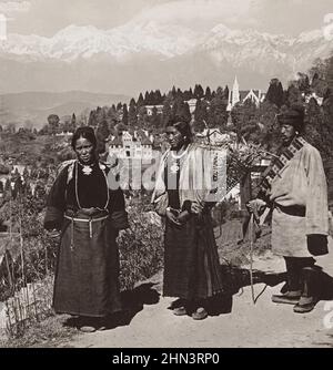 Photo d'époque des paysans népalais à Darjeeling, le grand centre de santé du Bengale, Himalaya en arrière-plan. Inde. 1907 Banque D'Images