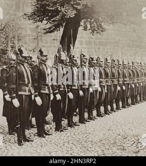 Photo d'époque des fidèles gardes suisses du Pape dans une cour du Vatican historique, Rome. 1903 Banque D'Images