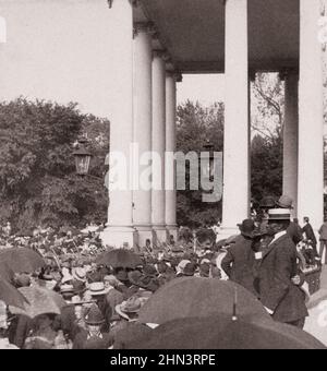 Photo d'époque ofo des volontaires américains défilent à travers le portique de la Maison Blanche, devant le président McKinley. ÉTATS-UNIS. 1898 Banque D'Images