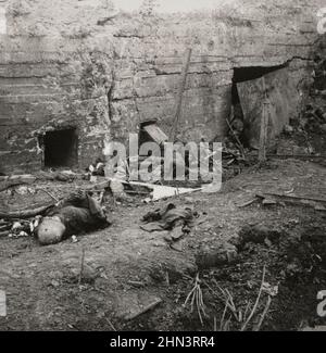 Première Guerre mondiale, 1914-1918. Photo d'époque d'une position allemande en béton fort et des victimes après la bataille de Menin Road. Belgique la bataille de la route Menin Banque D'Images