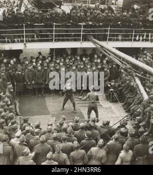 Photo d'époque de la première Guerre mondiale 1914-1918. Une rencontre amicale entre nos garçons, sur le transport de retour de France Banque D'Images