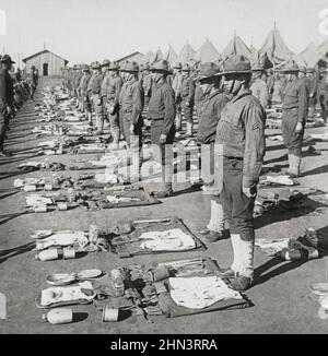 Photo d'époque de la première Guerre mondiale 1914-1918. Inspection de la boîte du régiment d'infanterie américain 139th, camp de l'armée américaine. ÉTATS-UNIS Banque D'Images