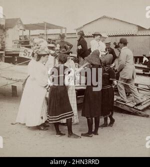 Photo d'époque de la vue sur la plage de Coney Island à la fin du 19th siècle. New York. ÉTATS-UNIS. 1896 Banque D'Images