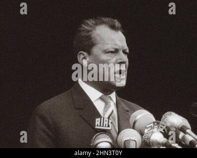 Crise de Berlin en 1961.Willy Brandt, maire de Berlin-Ouest.La série de photos d'archivel dépeint l'interdiction de voyager entre l'est et l'Ouest en août 1961 Banque D'Images